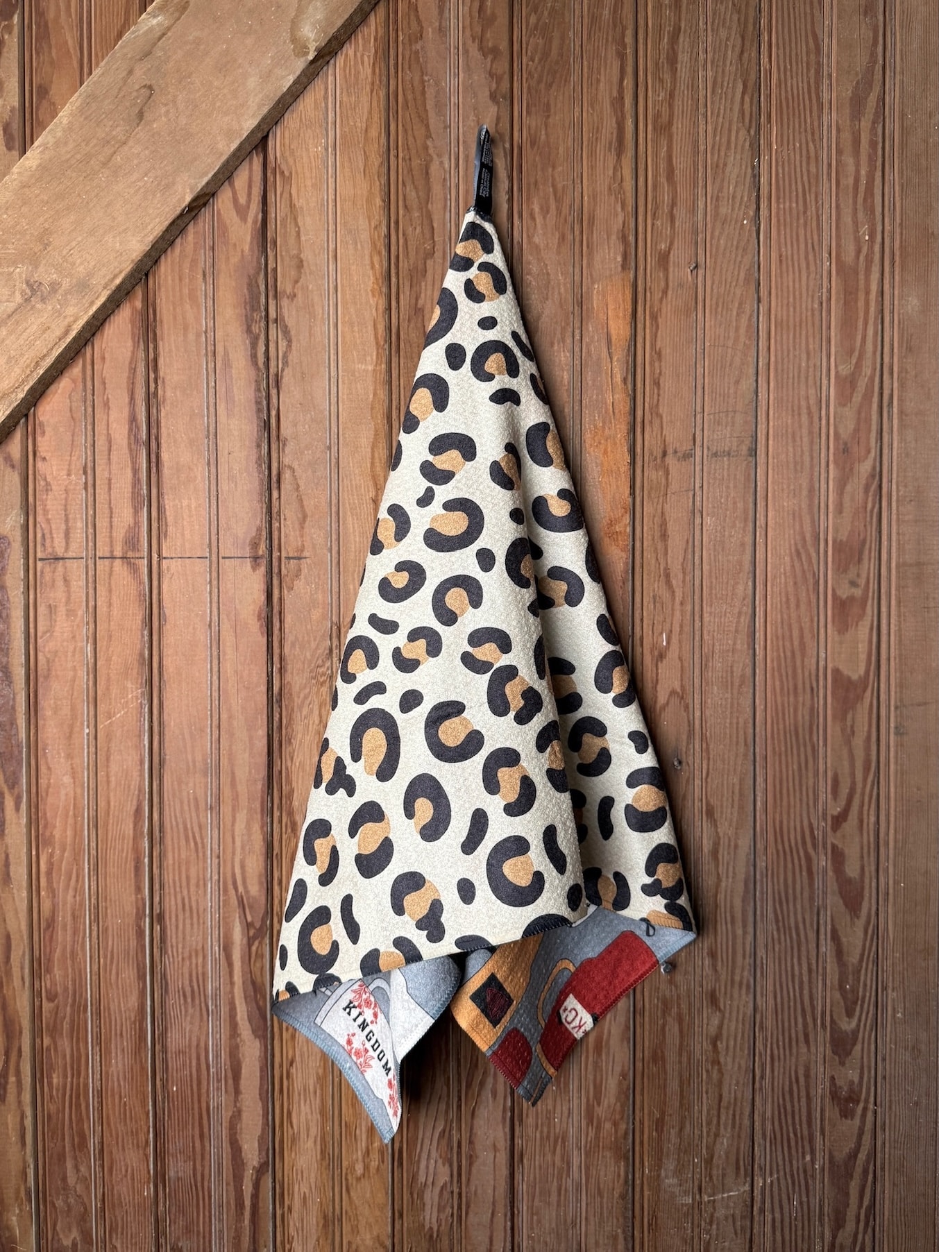 Bring a little KC fun into your kitchen with the KC Stanley & Leopard Tea Towel! Designed with Kansas City–inspired Stanley cup prints and chic leopard spots, this double-sided microfiber towel adds both flair and function. Oversized, durable, and ready for everything from tailgate prep to kitchen cleanup. 🏈✨