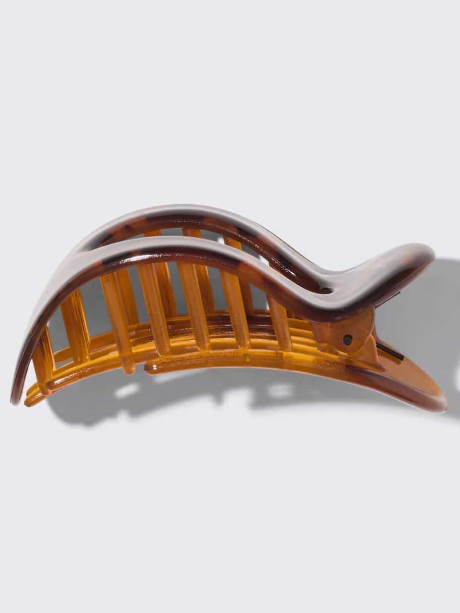 Eco-friendly tortoise claw clip with a smooth flat-back shape that rests comfortably against your head. Designed for secure hold and all-day wear.