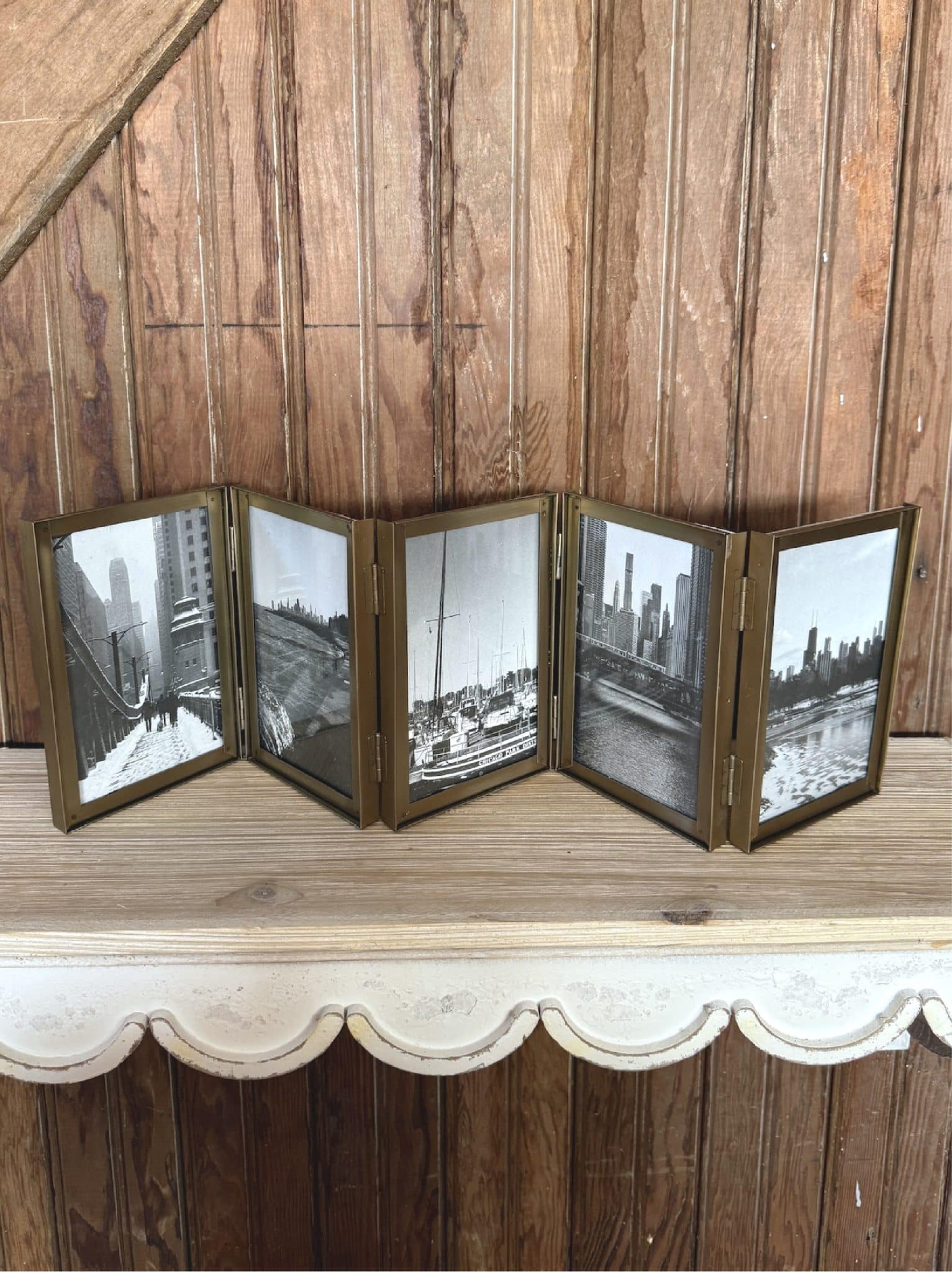 Oversized Hinged Gold Photo Frame 4×6 top straight on view of whole frame