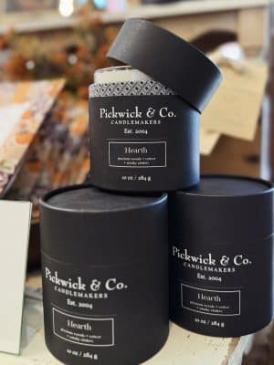 Bring warmth and depth to your home with the Hearth Pickwick Candle – 10 oz. Hand-poured with smoky notes, vetiver, and wood, it creates a grounding, inviting fragrance that captures the essence of cozy evenings by the fire. Beautifully packaged in Pickwick & Co.’s signature black box, it’s elegant, timeless, and gift-ready. 🔥🕯️